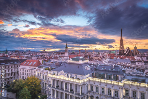 Stampa su tela Panoramic view of Vienna cityscape with Cathedrals and domes from above, Austria