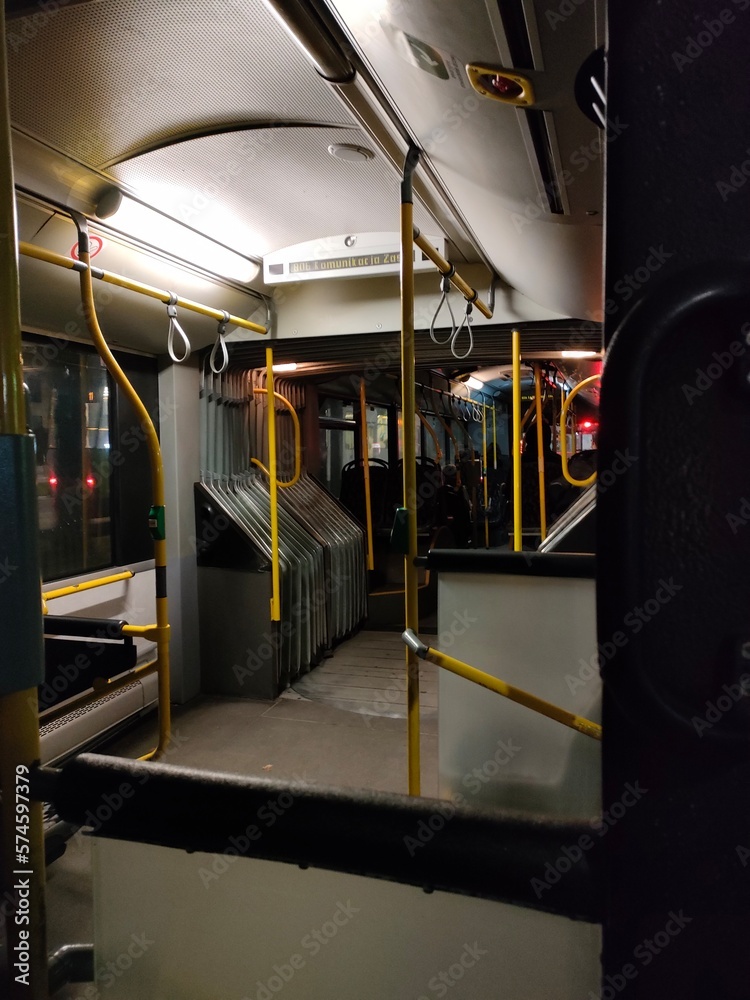 wnętrze pustego autobusu nocą oświetlony samotny - obrazy, fototapety, plakaty 
