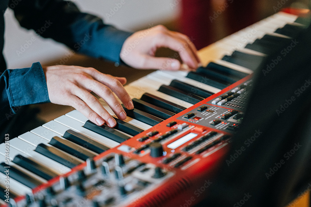 Obraz premium Hände auf den Tasten eines Keyboards