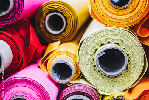 Rouleaux de tissus avec des motifs colorés - Matériel de couture	
