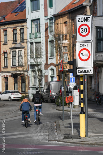 Belgique Belgie Gand Gent Ghent zone carbone pollution environnement signalisation zero vitesse 30 auto voiture velo cycliste famille