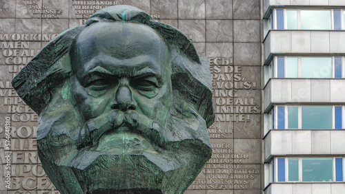 Schilderij op canvas Chemnitz, Saxony, Germany – January 18, 2022: Famous huge statue of Karl Marx head, communist ideologist in the historical downtown of Chemnitz