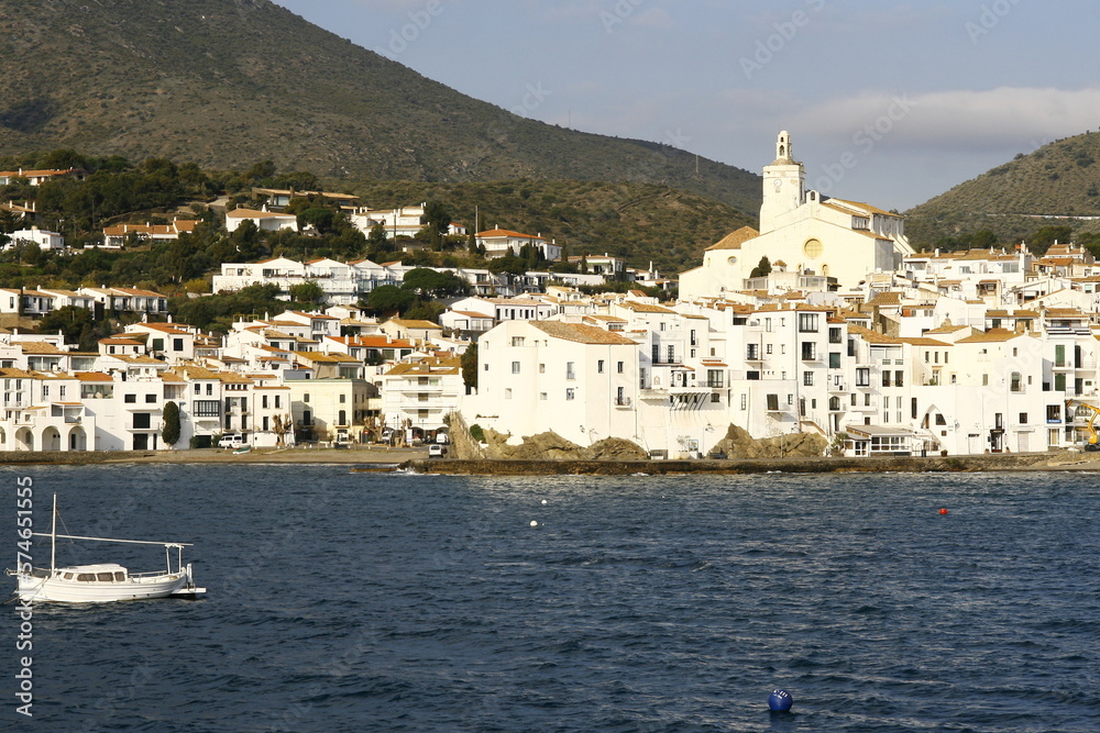 Cadaqués, village de pêcheurs, dans la région de Catalogne,  près du cap Creus, le point le plus oriental de l'Espagne, sur la Costa Brava