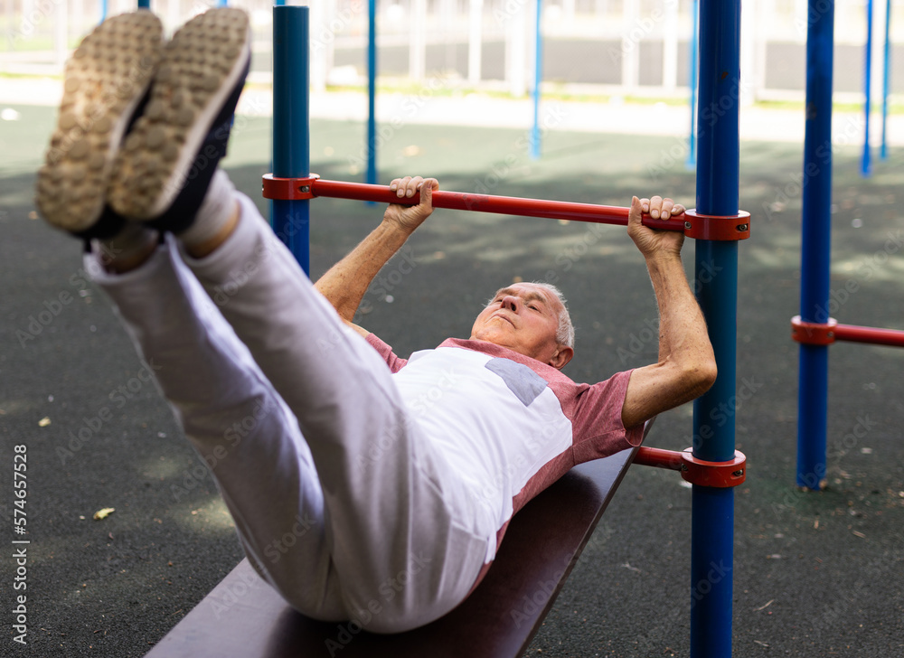 Obraz premium Elderly man exercising fitness outdoors