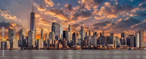 Canvas Print Amazing panoramic view of New York City skyline and skyscraper at sunset