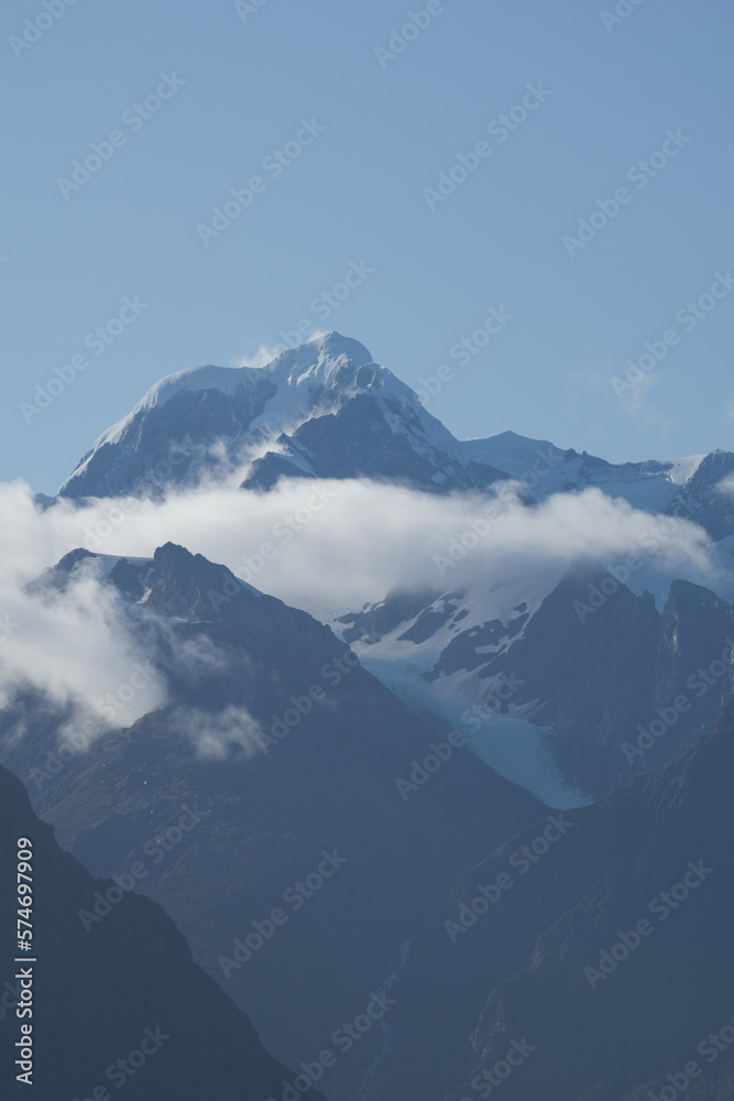 Mount Cook in Neuseeland mit Wolken, blauem Himmel, Eis, Schnee und Gletscher in der Sonne. Mount Cook in Neuseeland mit Wolken, blauem Himmel, Eis, Schnee und Gletscher in der Sonne.