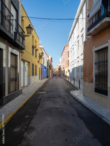 Calle estrecha de barrio antiguo de una ciudad europea.