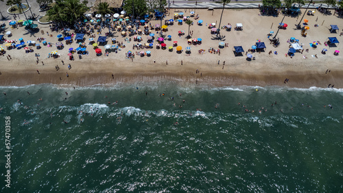 Vista aérea da praia Martim de Sá em Caraguatatuba, litoral note de São Paulo.