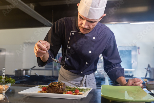 Quadro em tela chef finishing a dish for the customer.