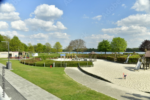 Wallpaper Mural La plaine de jeux pour enfants dans un cadre bucolique près du lac au domaine provincial de Nekker à Malines  Torontodigital.ca