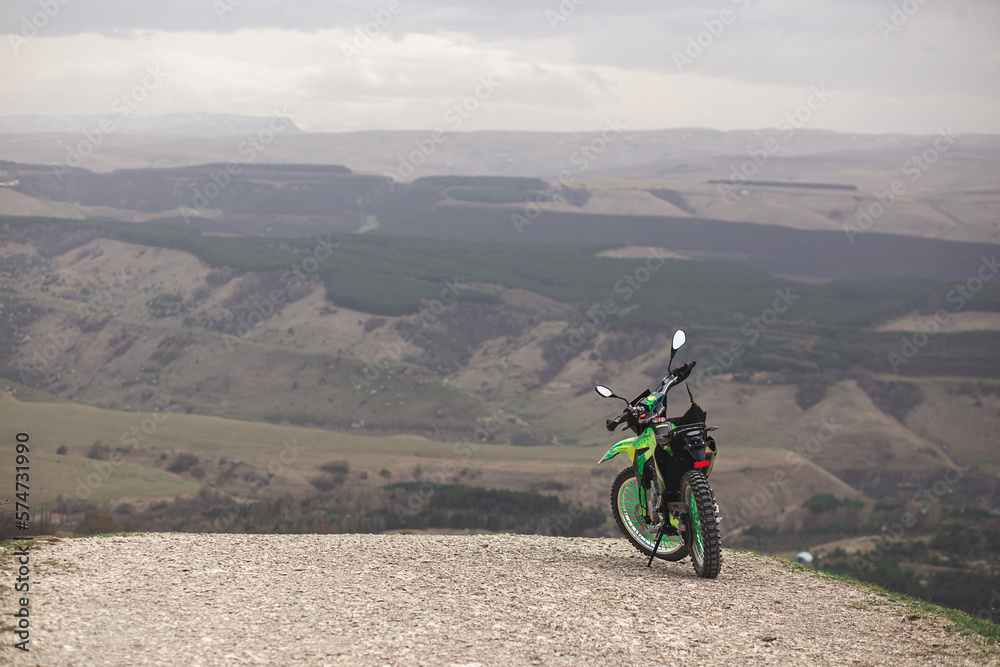 Obraz premium Enduro bike stands on a cliff.