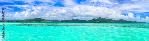 Tropical background - blue sunny sky and turquoise sea. Tropics vacation, Mauritius island, Blue bay © Freesurf