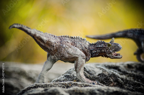 Billede på lærred dinosaurio Carnotauro en la naturaleza