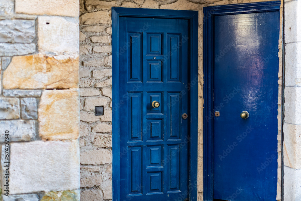 Puerta azul con fachada de piedra