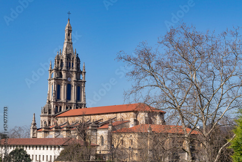 Basílica de Begoña en Bilbao con cielo azul