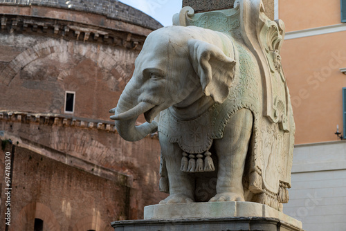 Piazza della Minerva a Roma, statua dell'elefante opera del Bernini.