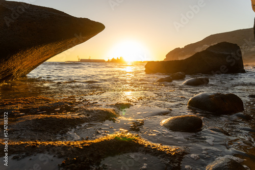 Camara de fotos captando una increible y bonita fotografia de paisaje en un paraje natural de la costa del sur de gran canaria en islas canarias