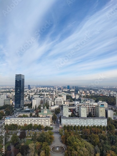 Panorama rozwiniętego miasta stolica kraju z wieżowcami i biurowcami