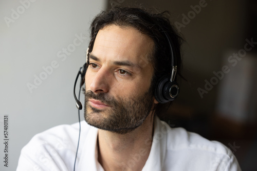 Obraz na plátně portrait d'un jeune télé conseiller