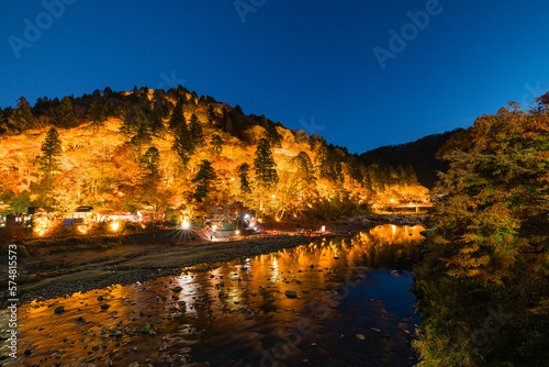 日本 愛知県豊田市足助町 ライトアップされた香嵐渓の飯盛山の紅葉と巴川の夜景