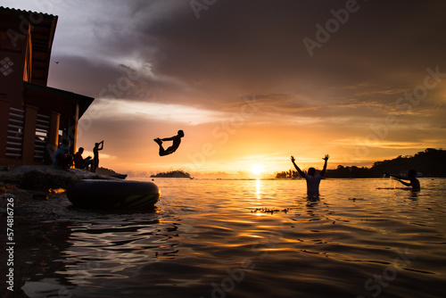 Bañistas disfrutando del atardecer en la costa del Caribe