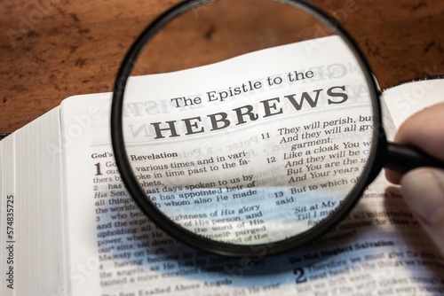 Photographie title page book of Hebrews close up using magnifying glass in the bible for fait