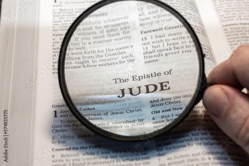 Foto title page book of Jude close up using magnifying glass in the bible for faith,