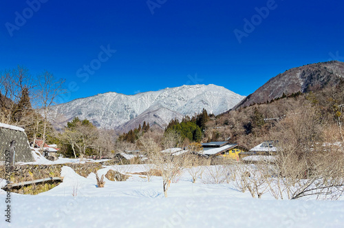 福地温泉の冬の青空と山