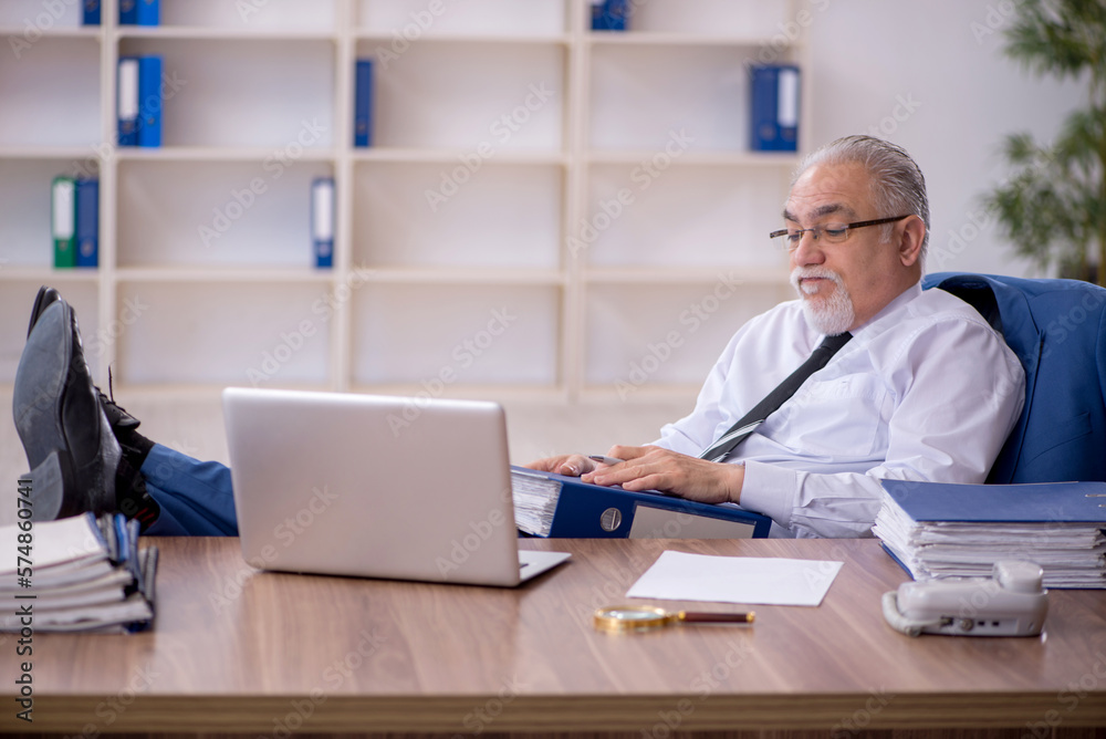 Old male employee working in the office