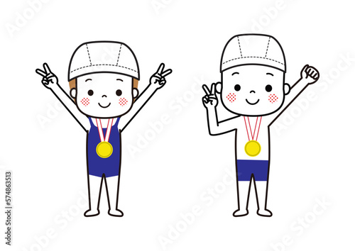 金メダルを首にかけてVサインをしている子どもたち　水泳