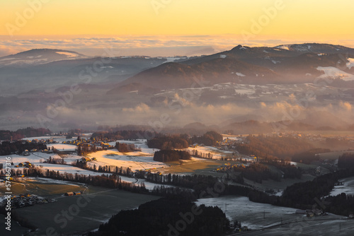 Sonnenaufgang mit Nebel im Salzburger Land in Österreich