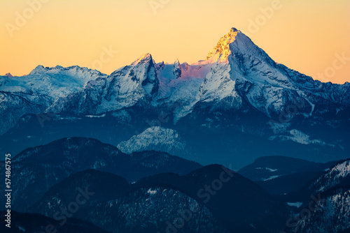Berg Watzmann in den Berchtesgadener Alpen im Sonnenaufgang im Winter photo