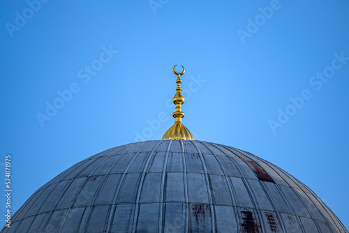 Kuppel mit Halbmond an der Sehitlik-Moschee in Berlin-Neukölln photo