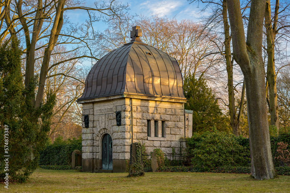 Mausoleum der Adelsfamilie Trützschler von Falkenstein auf dem Garnisonfriedhof in Berlin-Neukölln im Licht der Abendsonne