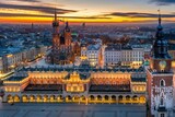 Rynek Główny w Krakowie z lotu drona o wschodzie słońca