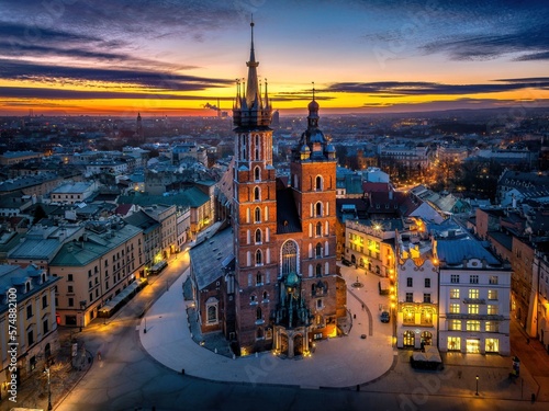 Rynek Główny w Krakowie z lotu drona o wschodzie słońca © Michal45