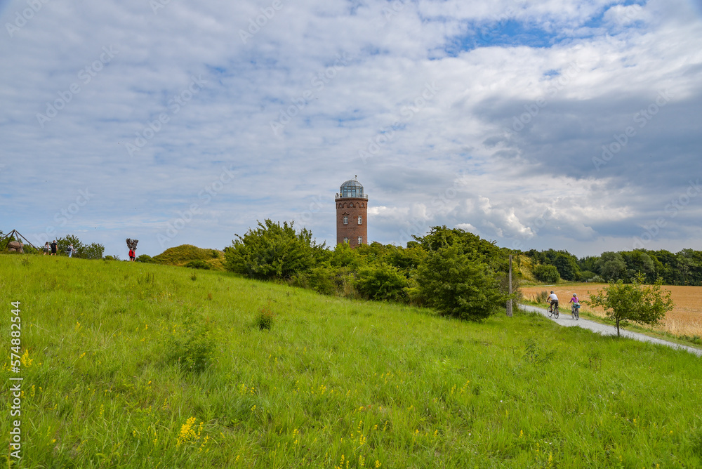 Landschaft mit Peilturm am Kap Arkona auf der Insel Rügen