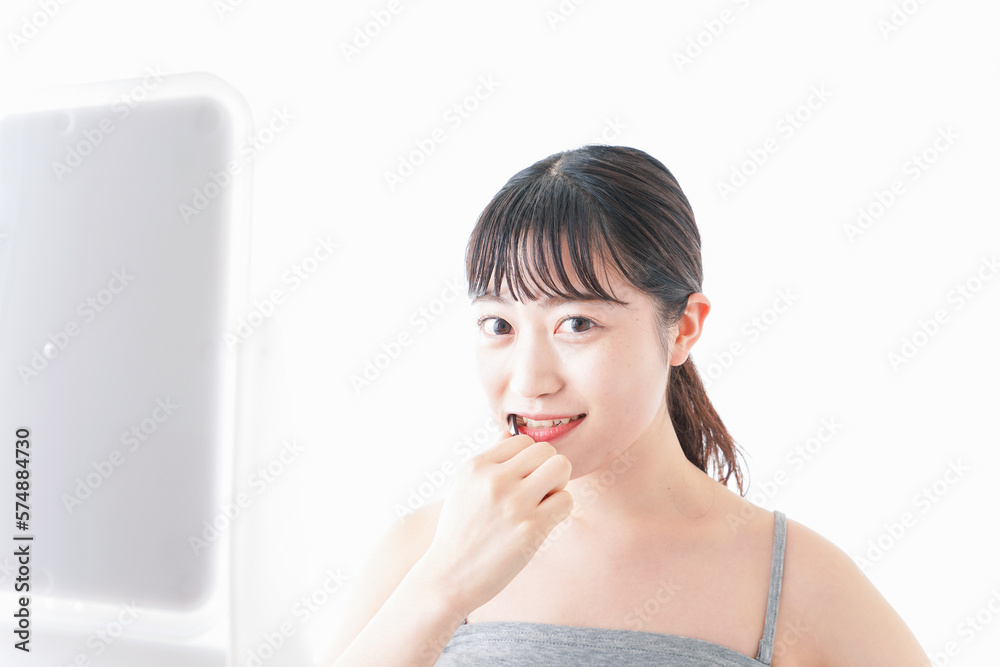 ハミガキをする若い女性