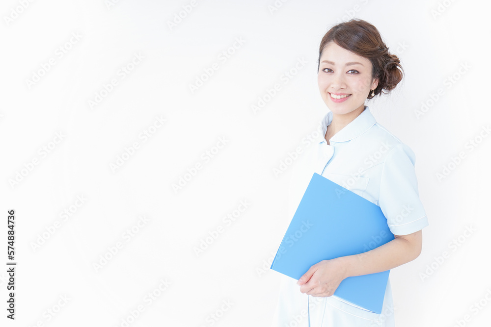 書類を持つ看護師