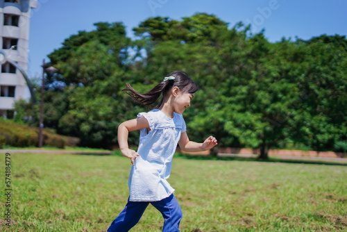 外で走り回る小さな女の子