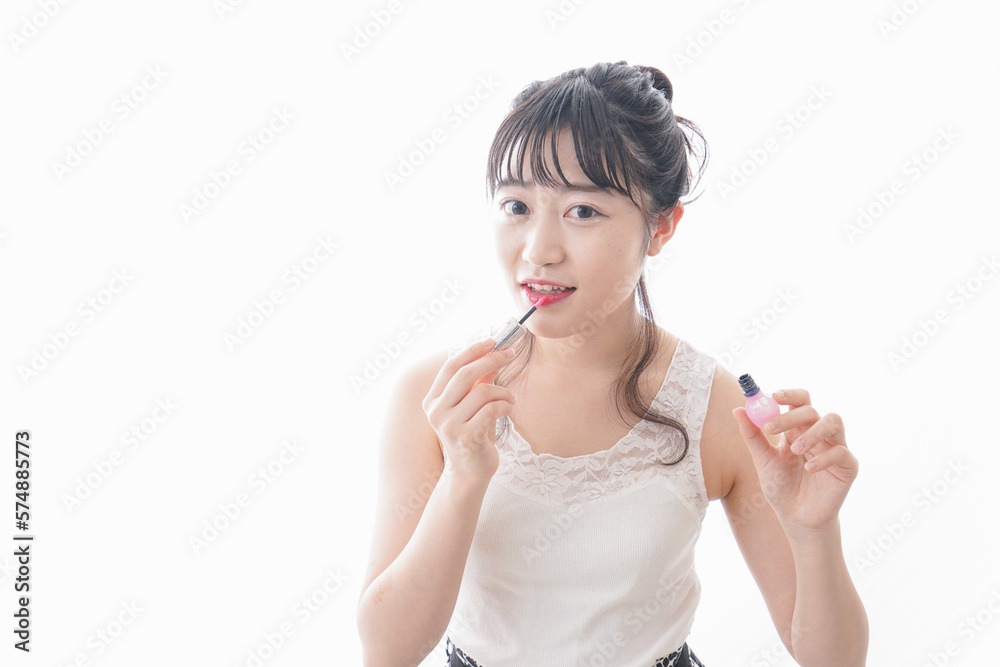 メイクをする若い女性