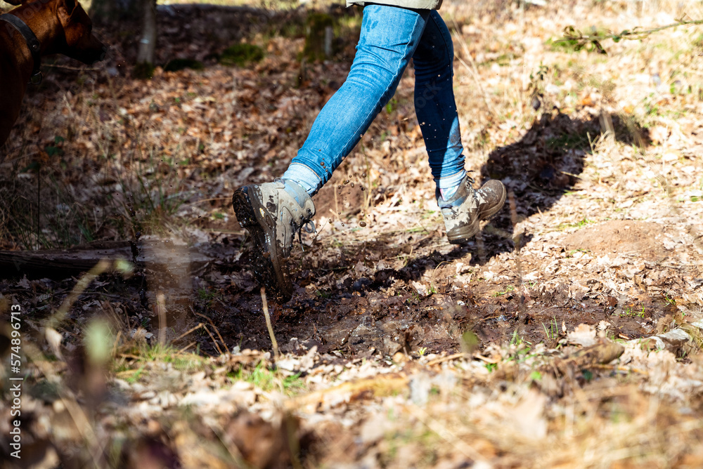 Person springt in eine Pfütze. Person springt in eine Pfütze.