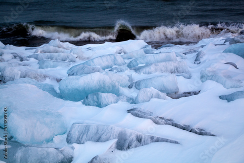荒波と流れ着いた氷群（豊頃町） © itoh masako