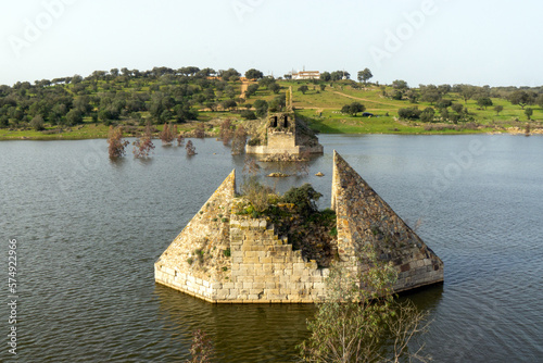 Puente de Ajuda. Está situado sobre el río Guadiana. Mandado construir en 1510, fue parcialmente destruido en 1709, durante la Guerra de Sucesión Española, y no ha sido reconstruido. Badajoz, España. photo