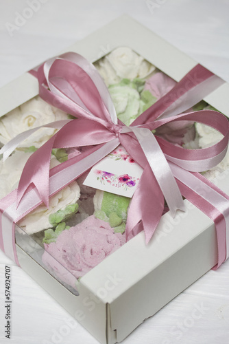 Fototapeta Naklejka Na Ścianę i Meble -  Homemade marshmallows in a cardboard box. Zephyr flowers. Gift wrap. Tied with ribbon.