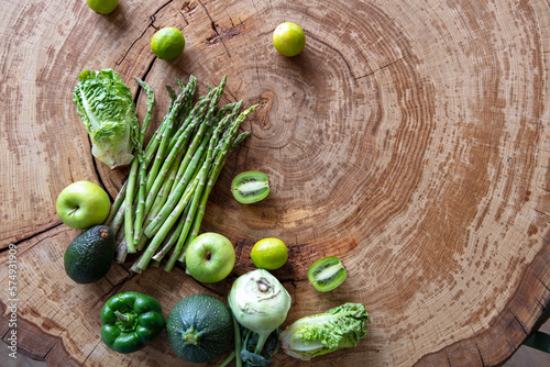 Świeże warzywa i owoce na naturalnym drewnianym stole