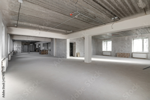 Spacious empty rooms floor after filling out the work on the wall and ceiling