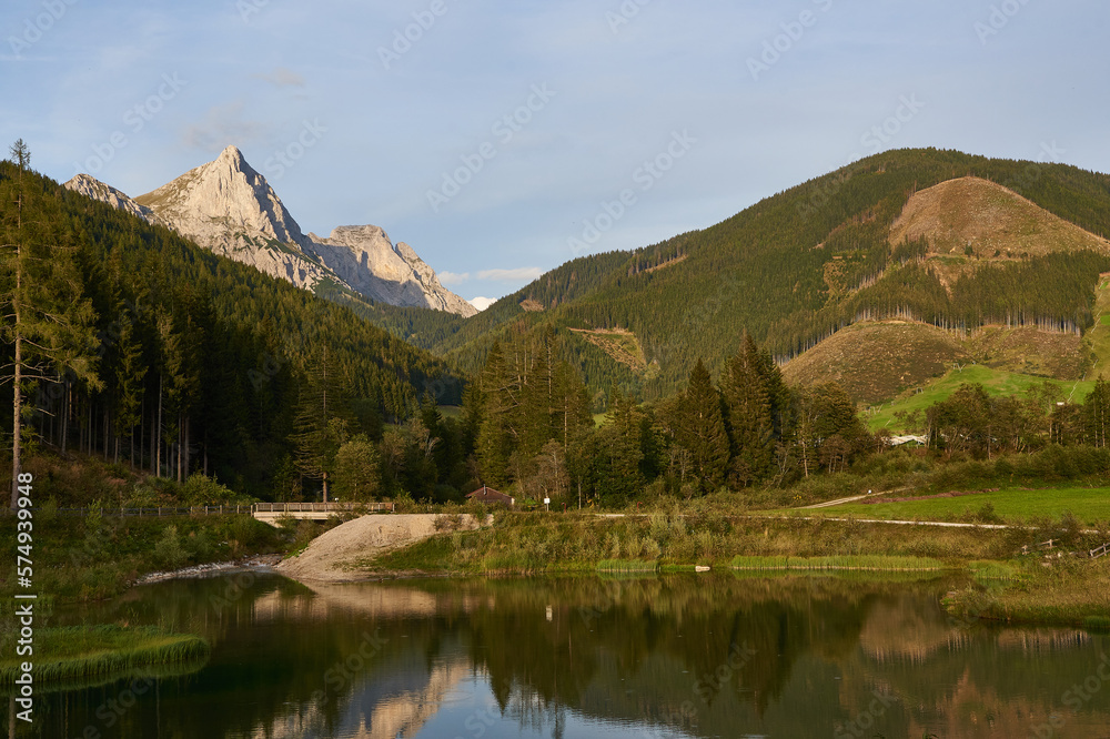 Fototapeta premium Herbst im Nationalpark Gesäuse im österreichischen Bundesland Steiermark