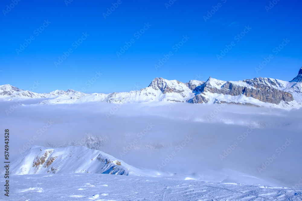 Panorama invernale in Viamala, Alpi Svizzere. Nebbia bassa su Juf, Valferrera