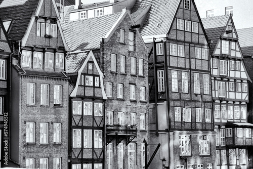 Die alten Fleethäuser in der Hamburger Hafenregion - schwarzweiß retro Fotografie